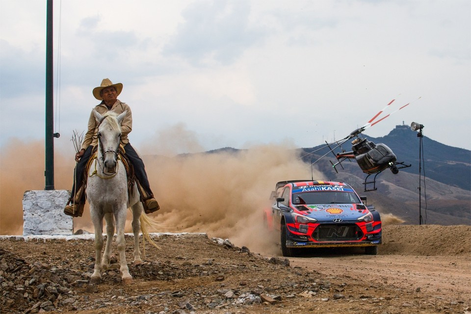 Thierry Neuville kwam voor het laatst in actie in de Rally van Mexico, en dat leverde deze unieke foto op. 