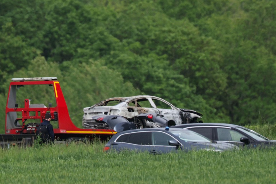 De uitgebrande vluchtauto werd twintig kilometer verder teruggevonden.