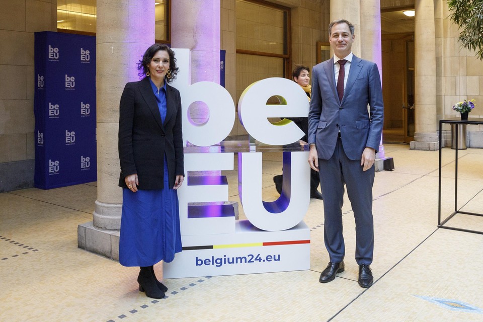 Premier Alexander De Croo (Open Vld) en buitenlandminister Hadja Lahbib (MR), bij het logo van het Belgische EU-voorzitterschap.