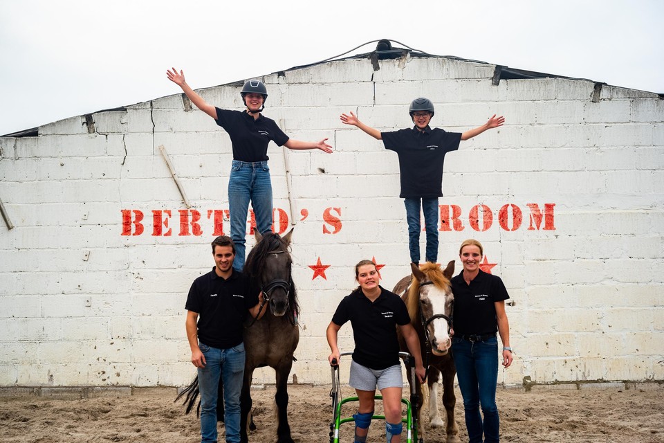 Heidi Vermeylen (46) en vier kinderen achter: Fausto (21), Sarah-Lee (18), Dienke (16) en Jelco (14) herdenken hun overleden vader Bertho met een spectaculaire paardenshow. 