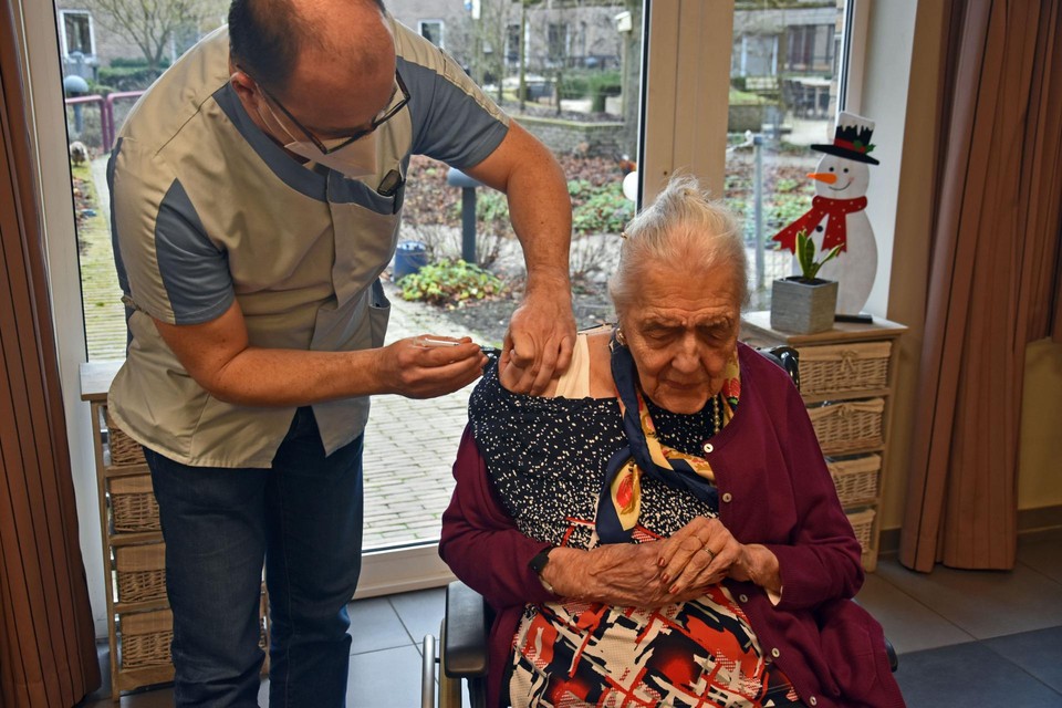 Tien dagen geleden werd de 107-jarige Irene nog gevaccineerd in het Hamonts woonzorgcentrum.  gvb