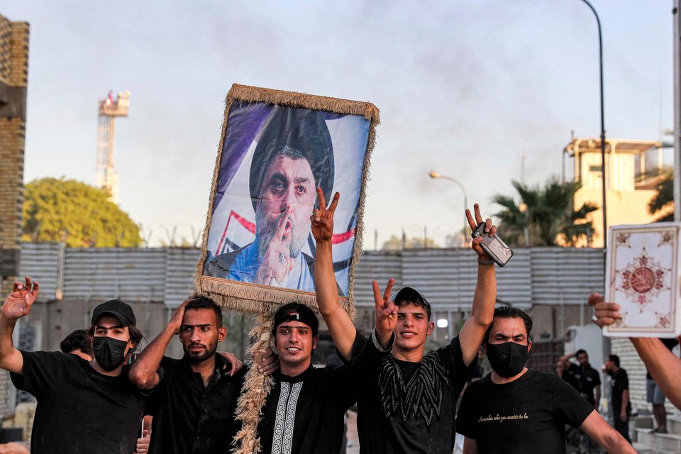 Iraakse demonstranten protesteren aan de Zweedse ambassade in Bagdad.