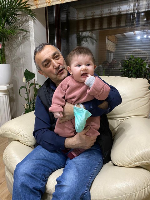 Ferhat met zijn kleindochter Gul Nihal. 
