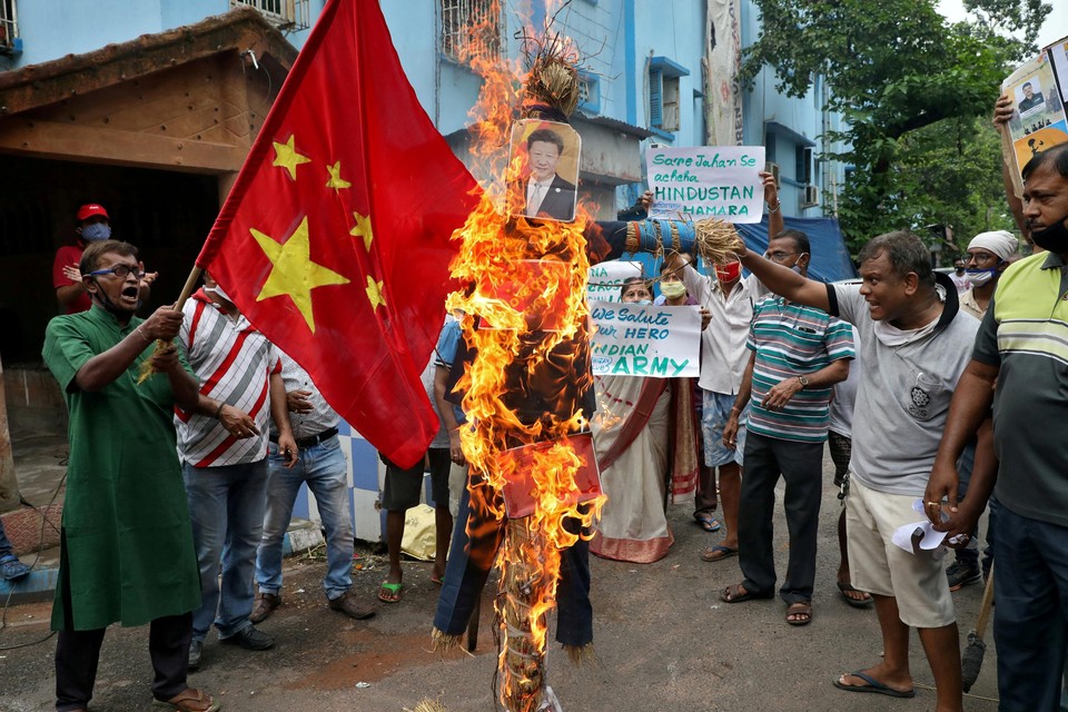 Indische demonstranten steken Chinese vlag en foto van de Chinese president in brand 