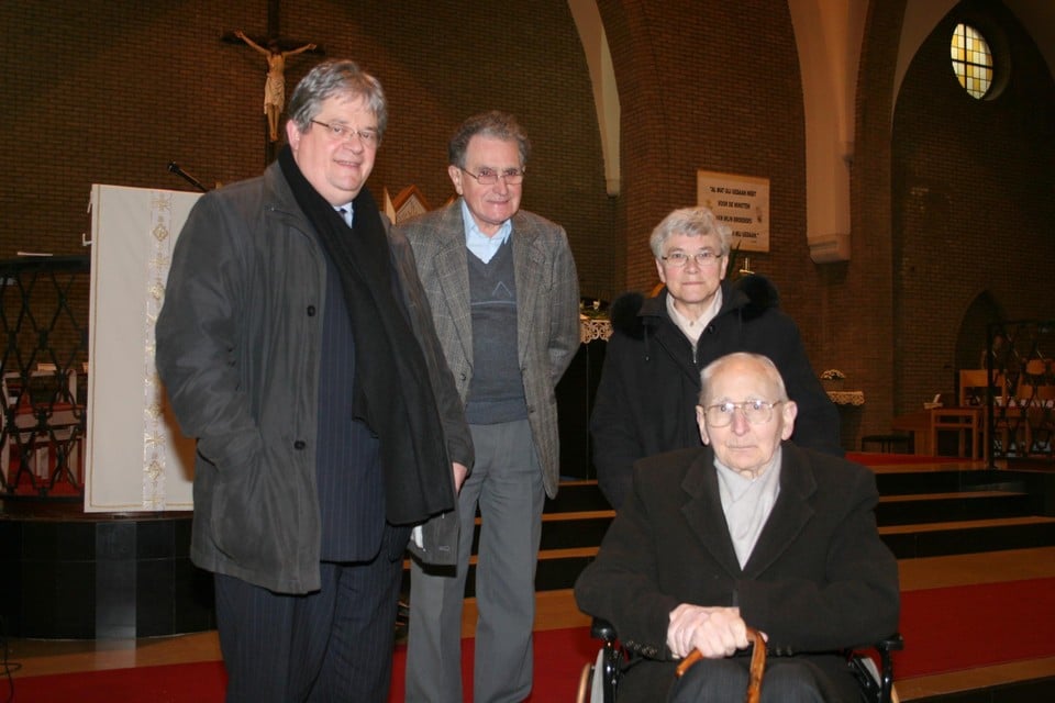 Vlnr: Simon Lambregs, Theo Leenders, zuster Marie Roze Lemmens, pastoor Paul Byvoet bij een laatste bezoek aan de kerk in Lanklaar. 