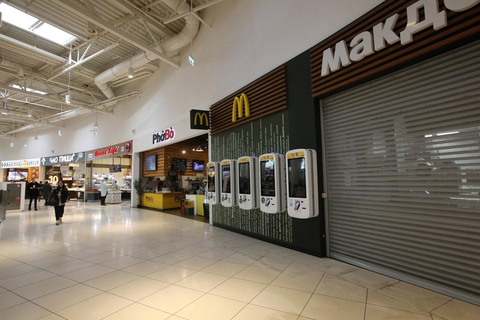 Tal van westerse winkels, zoals deze McDonald’s in een shoppingcenter in Moskou, zijn gesloten. 
