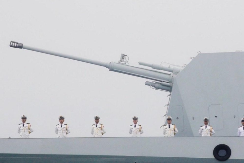 De Chinese marine poseert voor een van hun klassieke artillerie.