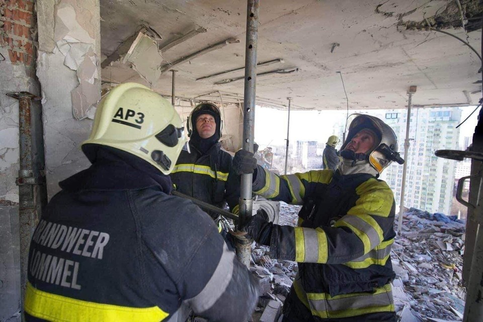 Oekraïense brandweermannen, met oude uniformen van de brandweer van Lommel, stutten een gebombardeerd appartementsgebouw in de buurt van Kiev. 