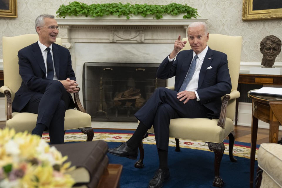 NAVO-secretaris-generaal Jens Stoltenberg (links) en de Amerikaanse president Joe Biden (rechts)