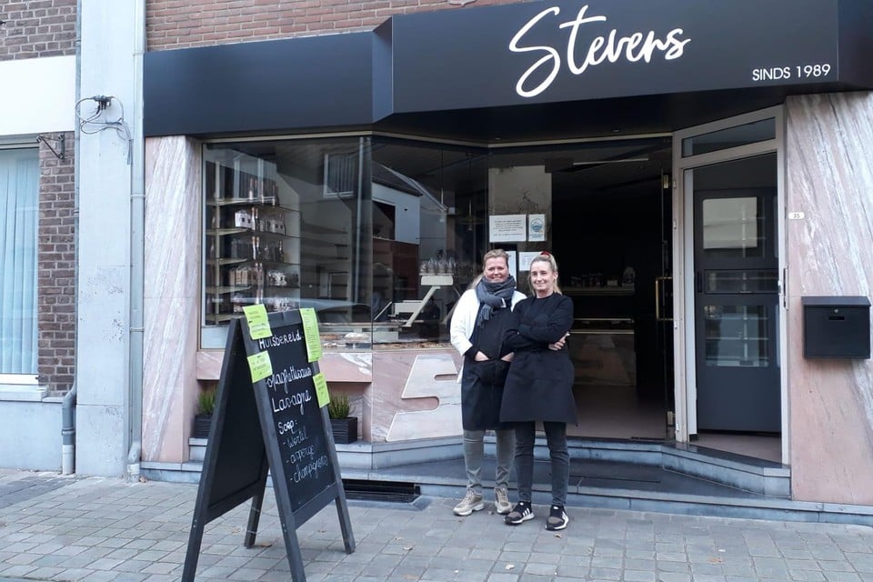 Bij Bakkerij Stevens in Stokkem stonden klanten en personeel buiten te wachten tot er weer stroom was. 