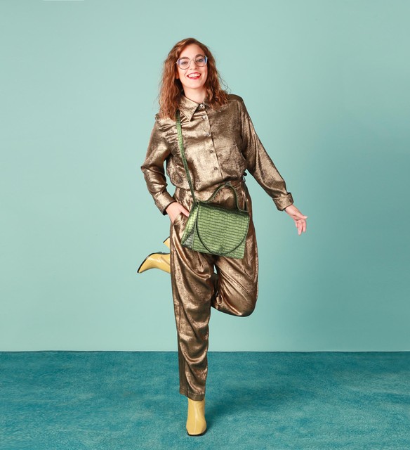 Deze outfit kun je shoppen bij La Bottega: hemd 140 euro, broek 150 euro, handtas 385 euro, laarsjes 239 euro. 