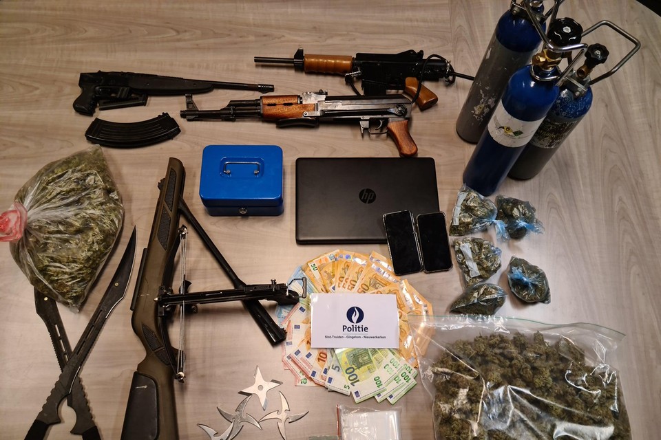 De politie vond verschillende wapens, 2 kg drugs en cash geld bij de drugsactie. 