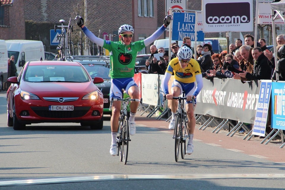 De jonge Mads Pedersen (groene trui) wint in Borlo een rit in de Ster van Zuid-Limburg 2013. Na een kabinetstukje met zijn landgenoot Anders Egsvang (gele trui). 