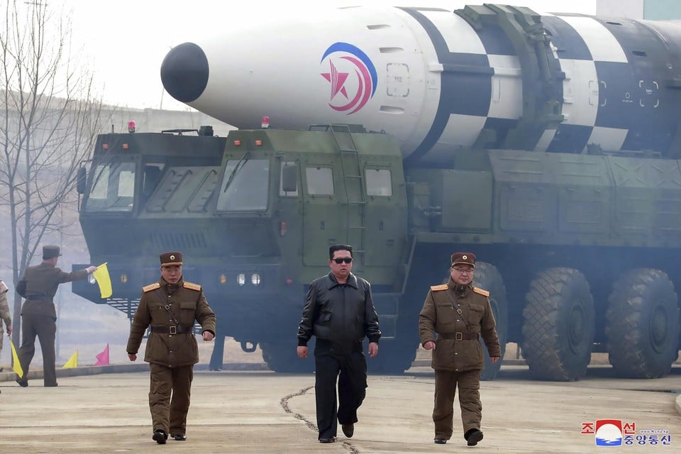 Kim Jong-un (midden) voor zijn intercontinentale raket.