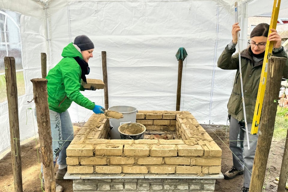 Studenten van de UHasselt geven al een voorzet voor het bouwen van een pizzaoven aan de pastorij van Helchteren met materialen die gerecupereerd zijn uit panden die afgebroken worden voor de Noord-Zuid.