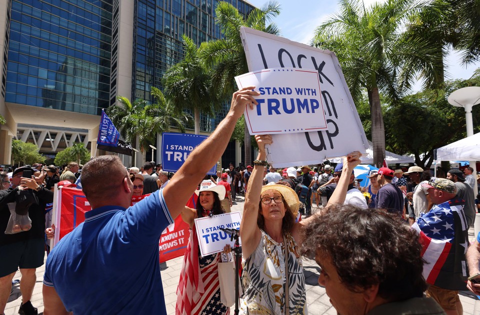 Voor- en tegenstanders van de oud-president protesteren voor de rechtbank in Miami.