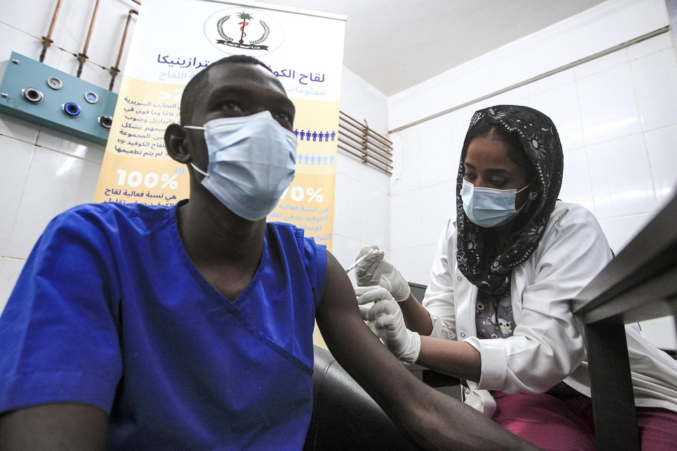 Een gezondheidswerker in Soedan krijgt het vaccin toegediend dankzij het Covaxprogramma.  