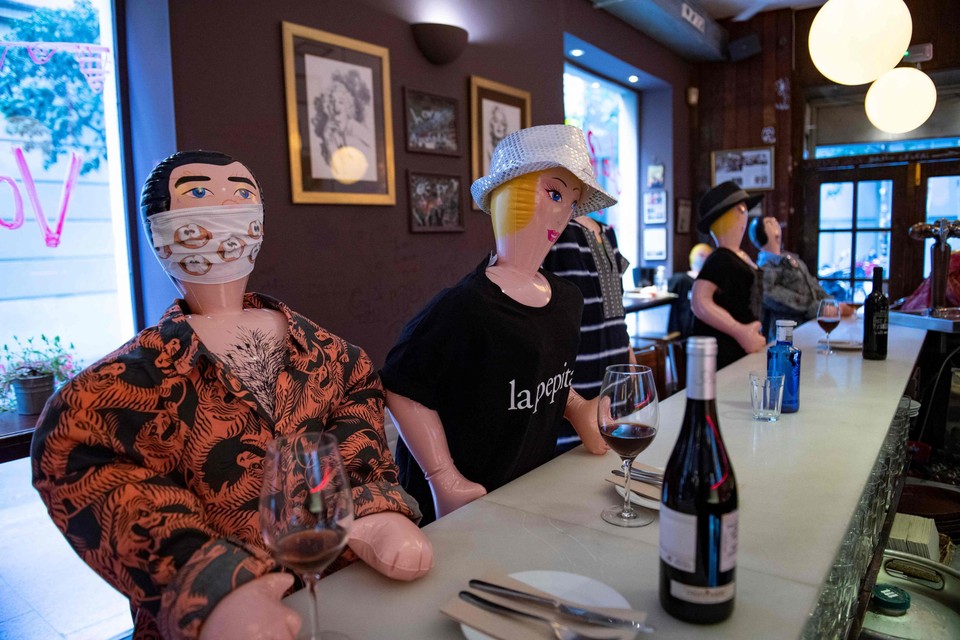 In het café “La Pepita’ in Barcelona helpen opblaaspoppen klanten afstand te houden van elkaar. 