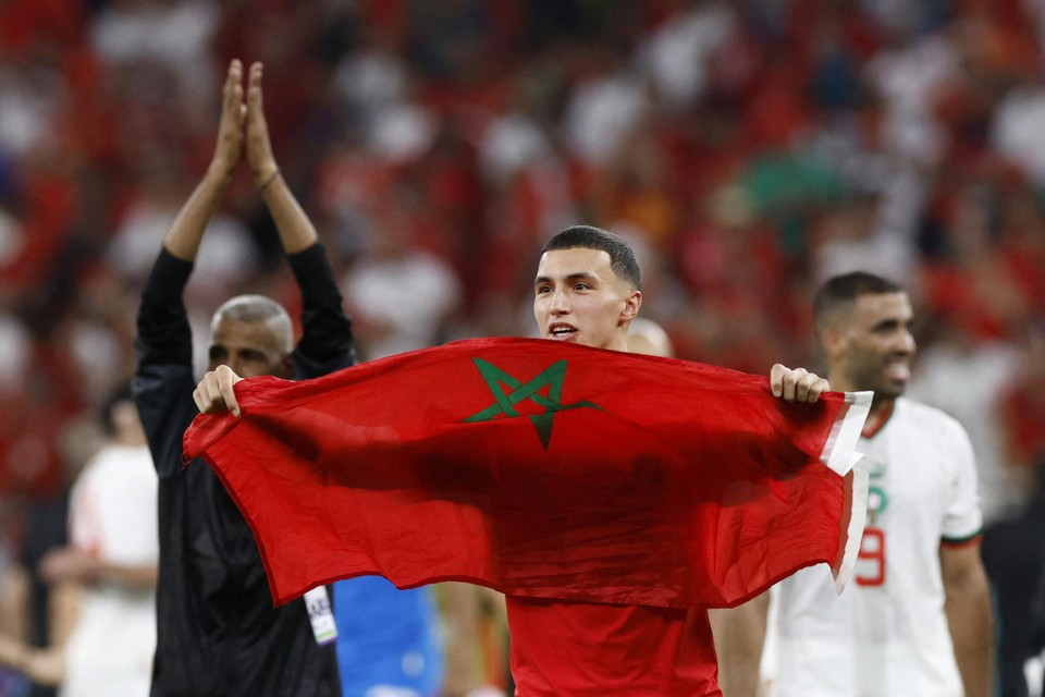 Bilal El Khannouss met de Marokkaanse vlag. 
