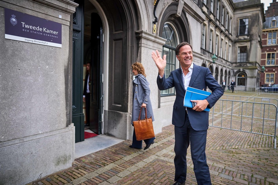 Premier Mark Rutte bij de ingang tot de Tweede Kamer. 