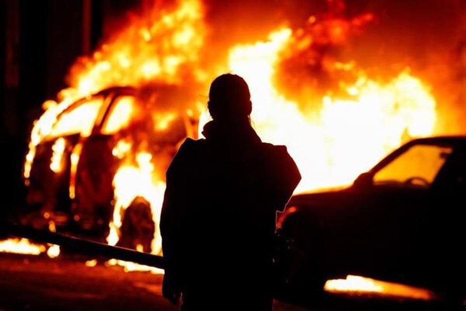 In Brussel werden heel wat auto’s in brand gestoken tijdens Oudejaarsnacht. 