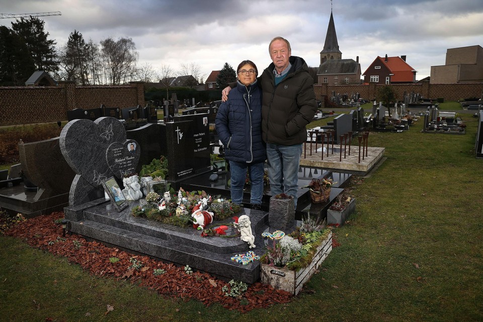 Mia Aendekerk en Pierre Casters bij het graf van hun zoon Richard. 
