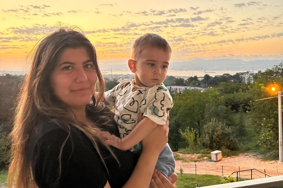 Esma met haar neefje Mehmet.
