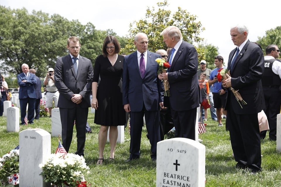 Donald Trump met John Kelly, bij het graf van diens zoon.  