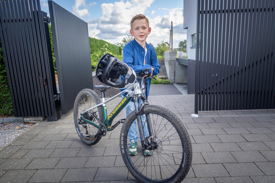 Loïc (9) met zijn elektrische fiets.