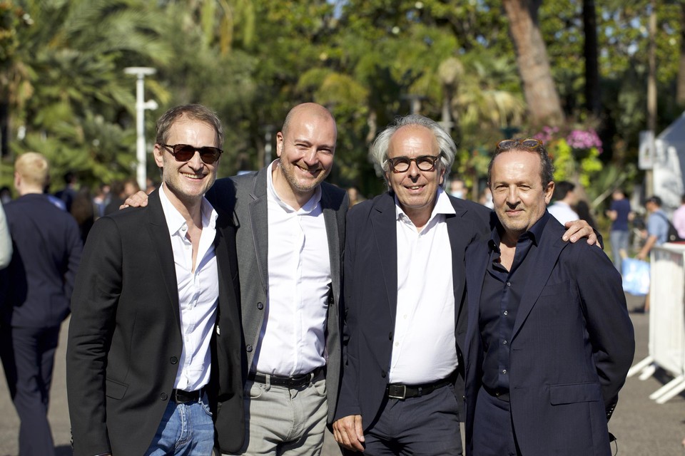 Blije mensen uit Genk: producer Samuel Feller, business development manager Karl Stephan Pauler en producersteam Eric Goossens en Anton Roebben op de Croisette in Cannes. 