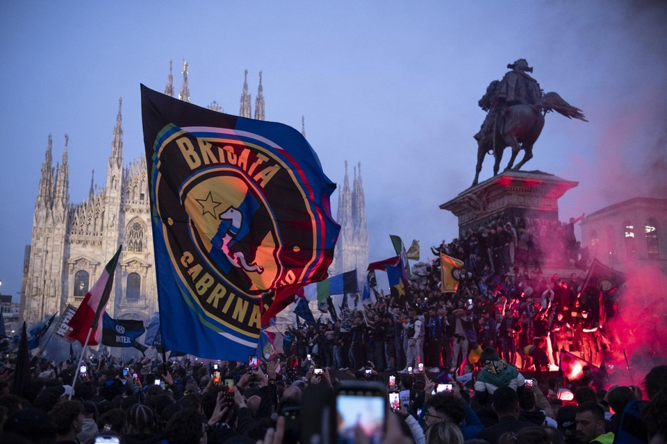 Ook op het standbeeld van Vittorio Emanuele II wilden de vele fans een glimp van hun helden opvangen