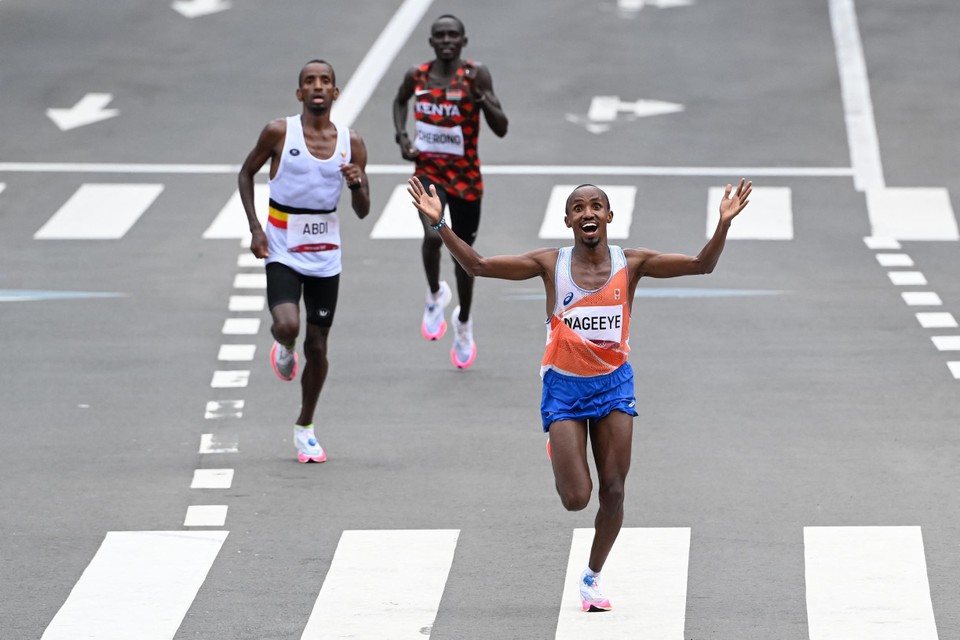 Lawrence Cherono (in rood en zwart), die op de olympische marathon van Tokio 2021 net achter Bashir Abdi eindigde en vierde werd, is de bekenste Keniaan die dit jaar werd geschorst. 