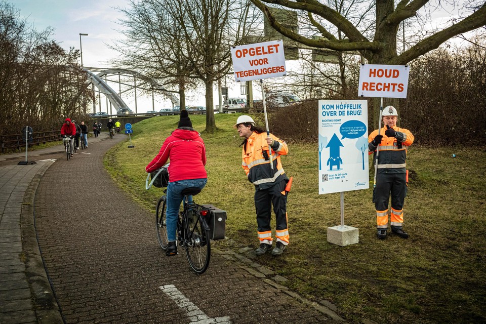 Sinds dinsdag moeten fietsers in beide richtingen aan één zijde van de kanaalbrug aan de Kempische steenweg rijden. 