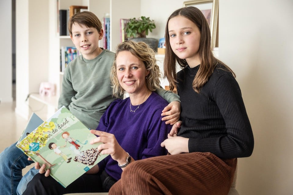 Sofie Jans (42), met haar kinderen John (11) en Chloé (9).