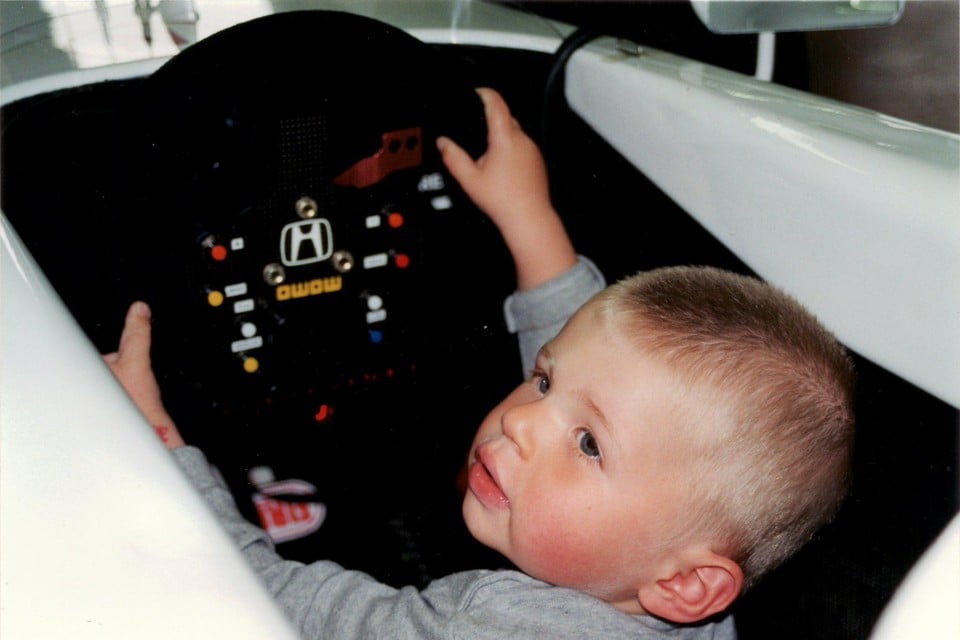 De 2-jarige Max Verstappen in 1999 in de Honda van zijn vader. 