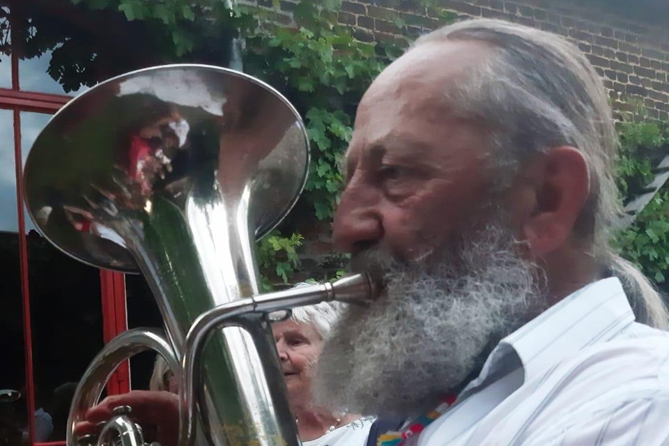Muzikant Marc Vanreusel met zijn tuba ‘Persy’.   