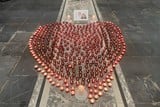 thumbnail: Meer dan 500 kaarsjes vormen een hart voor Kyara en Kyano.