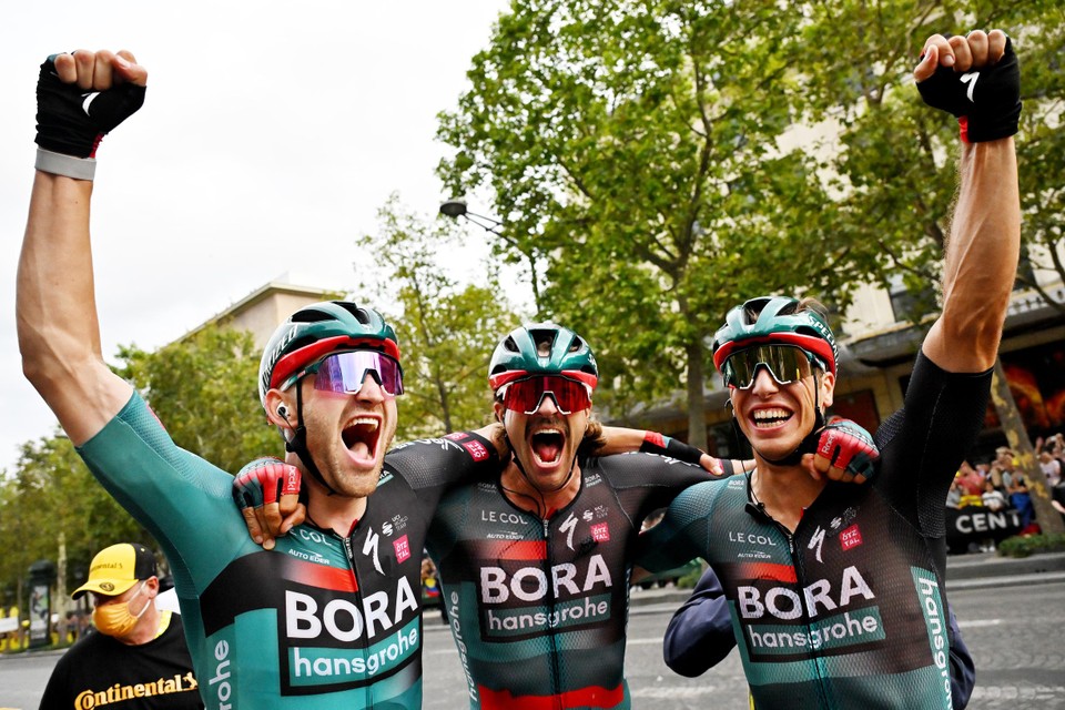 Danny van Poppel (rechts) zette Jordi Meeus (links) vorig jaar in de slotrit van de Tour de France op weg naar de zege op de Champs-Élysées.