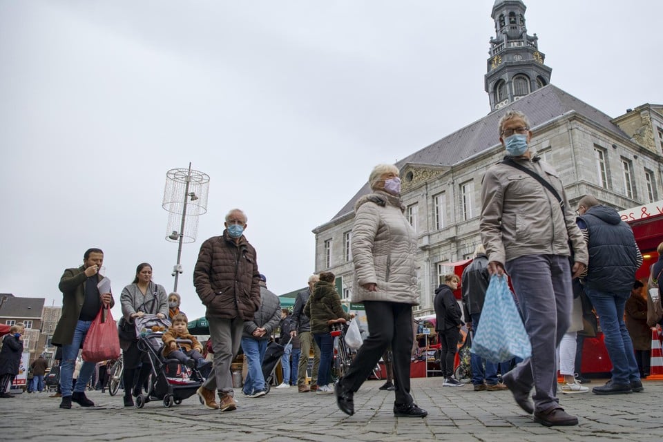 Enkele weken geleden trokken Belgen nog massaal naar Nederland – toen bij ons de winkels nog dicht waren – om daar te gaan shoppen. Nederlandse burgemeesters riepen Belgen toen op de grens niet meer over te steken. Vandaag zijn de rollen omgekeerd. 