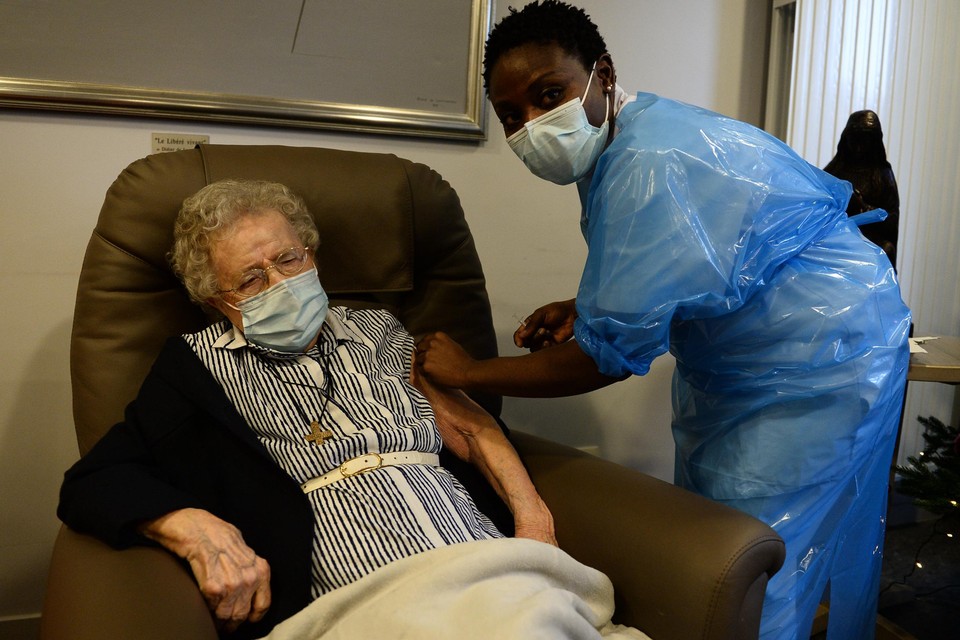 De 101-jarige Lucie Danjou heeft haar vaccinatie al gekregen. 