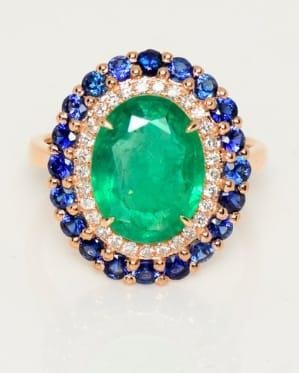 “Ik was super blij en heb de ring, een smaragd omgeven met diamanten en saffieren, met alle zorg gedragen”, zegt Hanne.