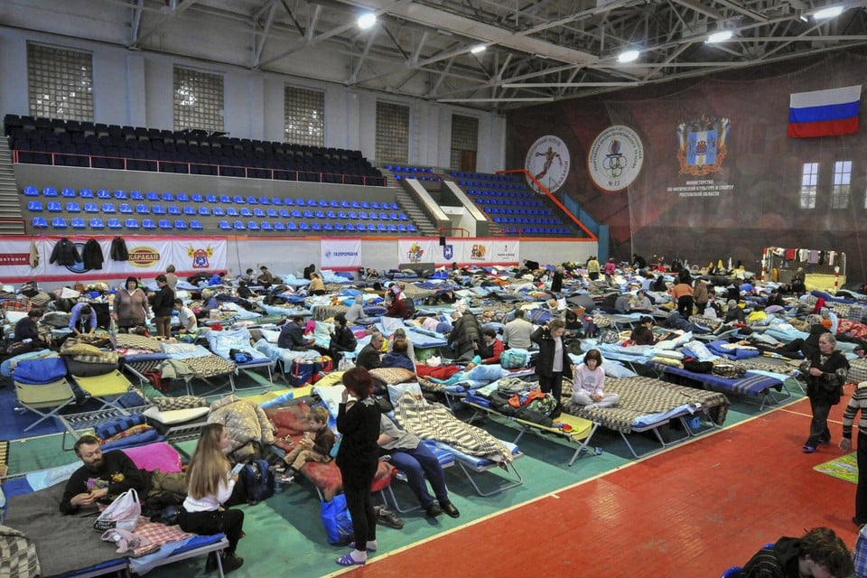 Oekraïense vluchtelingen uit Marioepol werden naar Rusland overgebracht. Op deze foto rusten ze uit in de sportschool van Taganrog, op vijftig kilometer van de Oekraïense grens. 