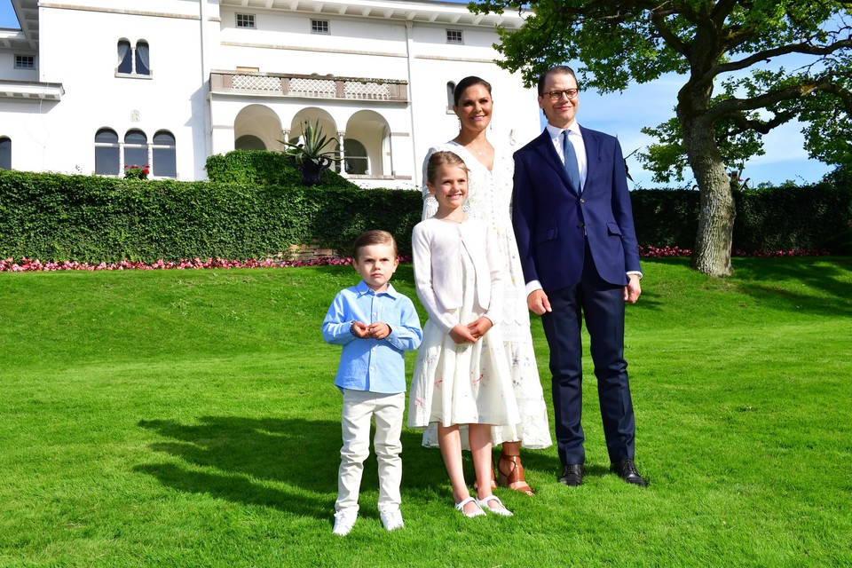 Victoria met haar gezin op Öland, waar haar vader een zomerpaleis bezit. 
