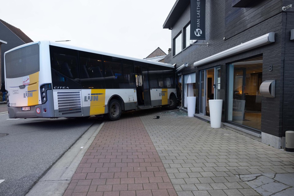 In de Broekstraat boorde een bus van De Lijn zich in de voorgevel van een handelspand.