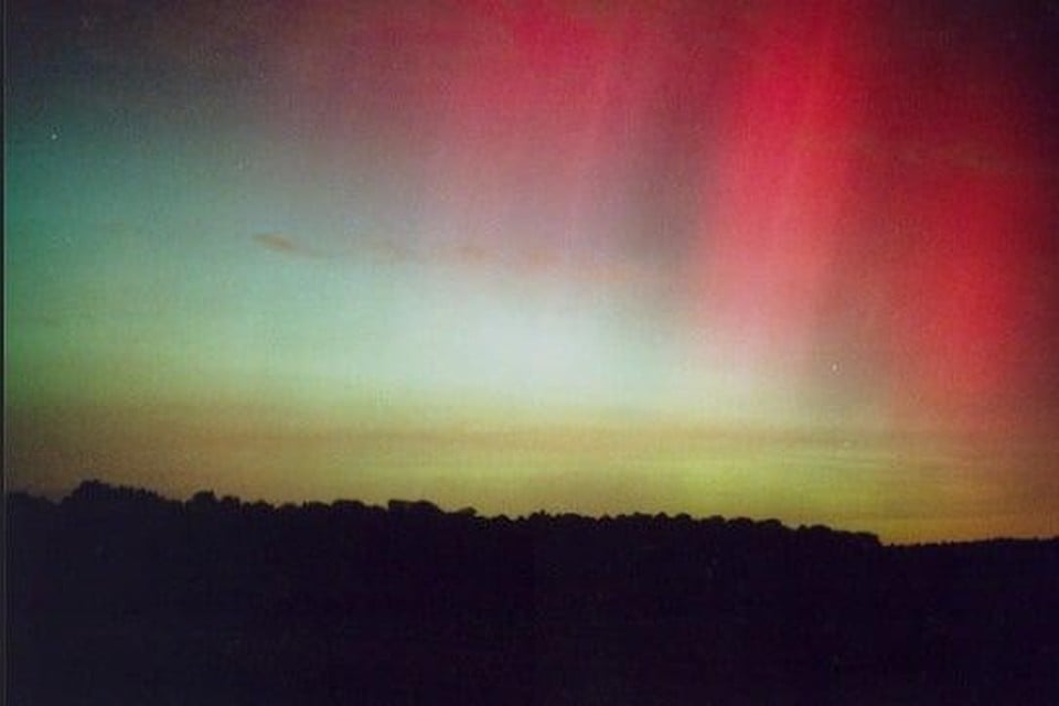 Een foto van het noorderlicht, zoals het 18 jaar geleden in de Kempen werd gezien. Vandaag is er opnieuw een kleine kans om dit te zien. 