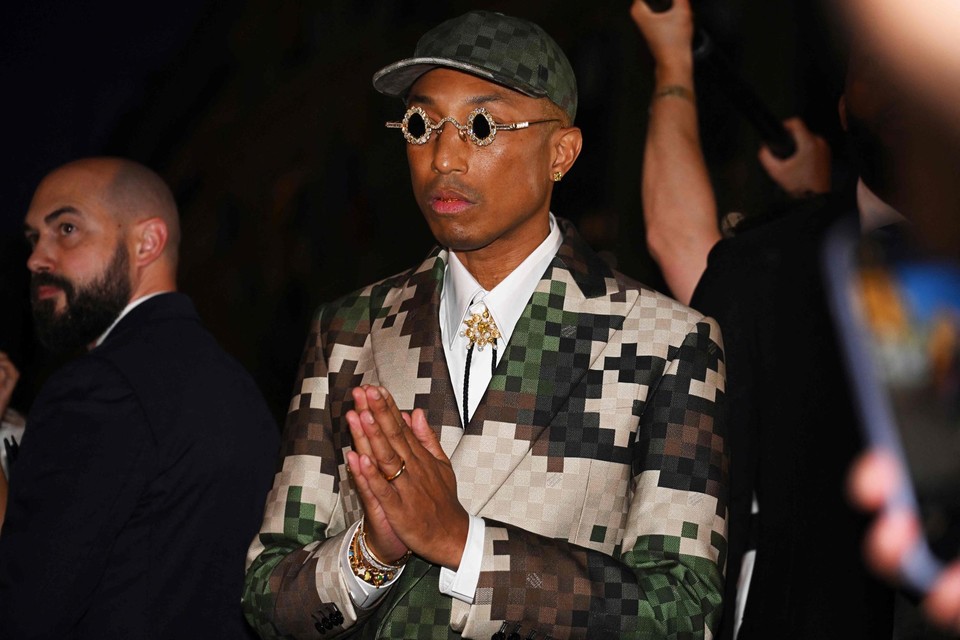 Pharrell Williams tijdens zijn debuutshow voor Louis Vuitton, in ‘damoflage’