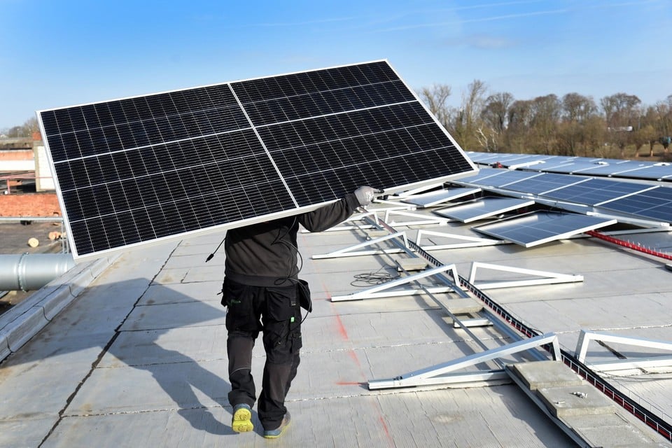Samen met het zonnige voorjaar zorgen explosieve verkoopcijfers voor een nooit gezien productie aan zonne-energie. 