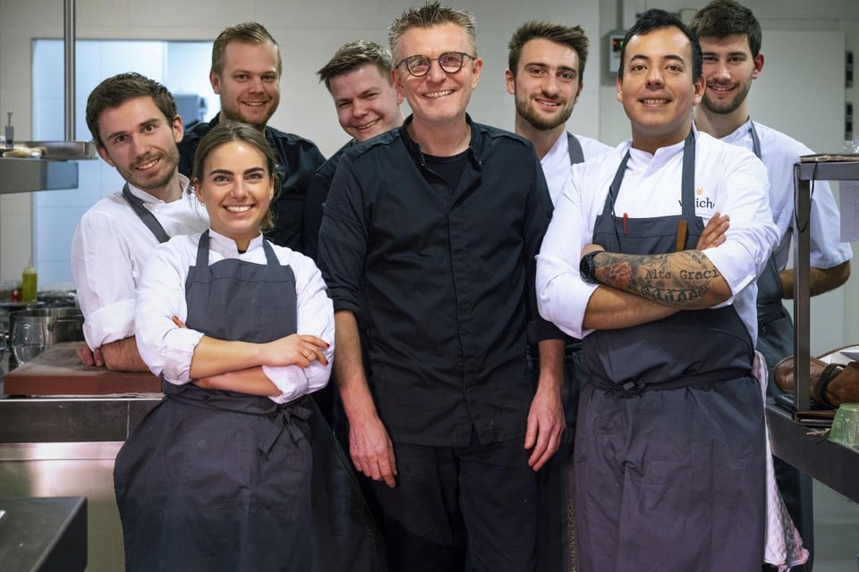 Restauranteigenaar Marc Bonneu (midden) met links vooraan Alix Rolland, achter haar Willem Bonneu en rechts Hugo Rangel Rubio.  