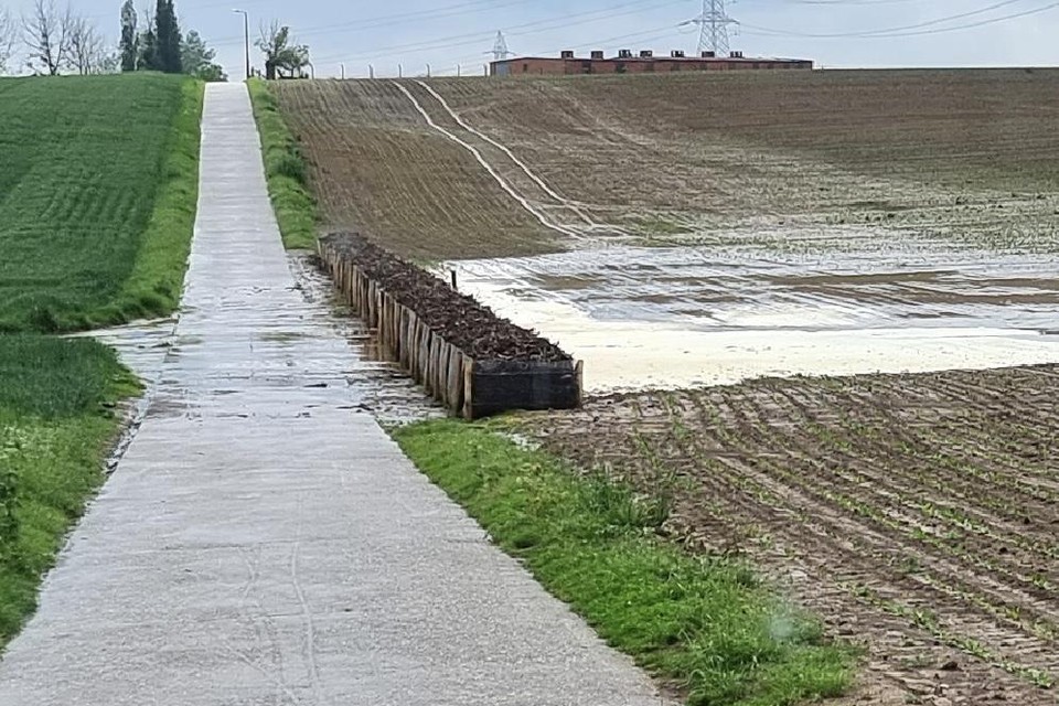 Een met toestemming van de boer aangelegde dam in hakselhout voorkomt water- en modderoverlast in Herderen.