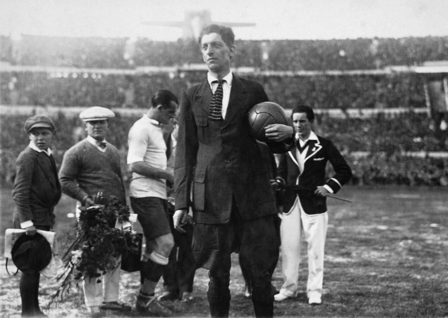 Een beeld van voor de aftrap van de WK-finale in 1930, met de Belgische scheidsrechter John Langenus.